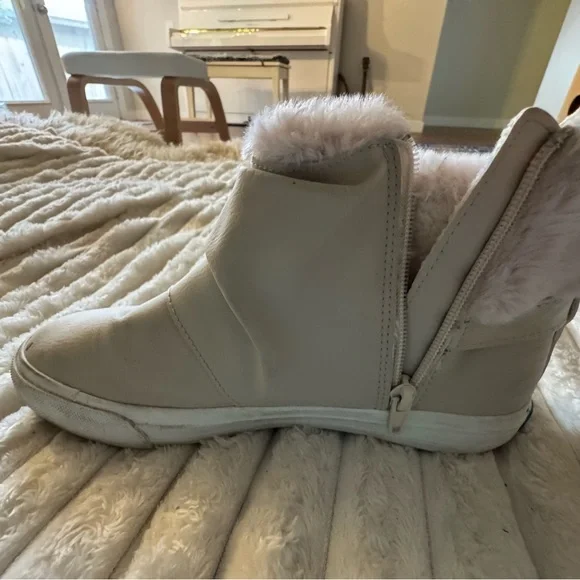 Blowfish Cream Boots with Cozy Lining - Picture 3 of 5